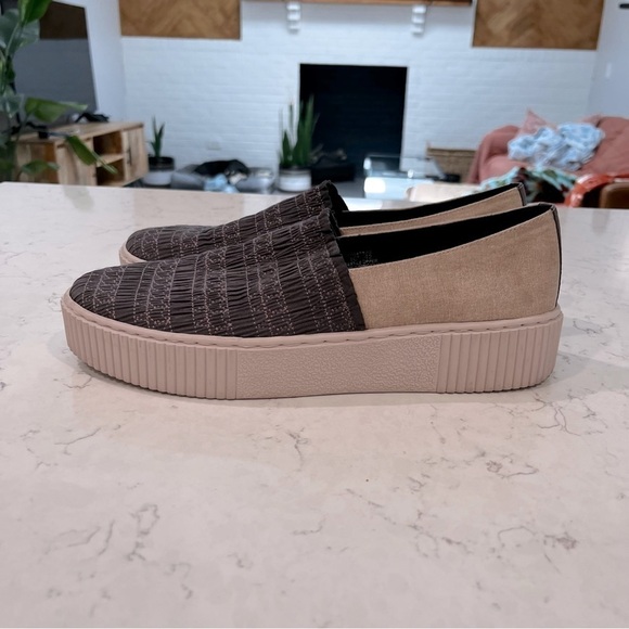 LORI GOLDSTEIN Collection Sabrine Smocked Slip on Sneaker. Size 10 - Picture 3 of 13